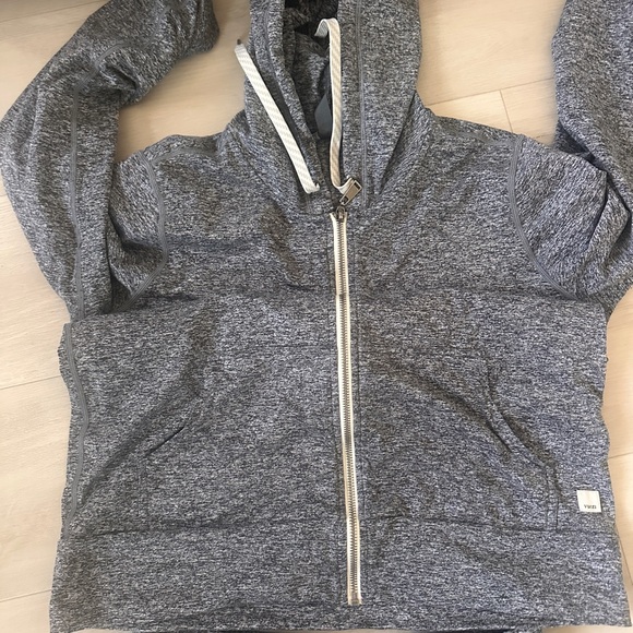 Vuori Performance Joggers and Halo PerformanceHoodie. In Heather grey. - Picture 2 of 5